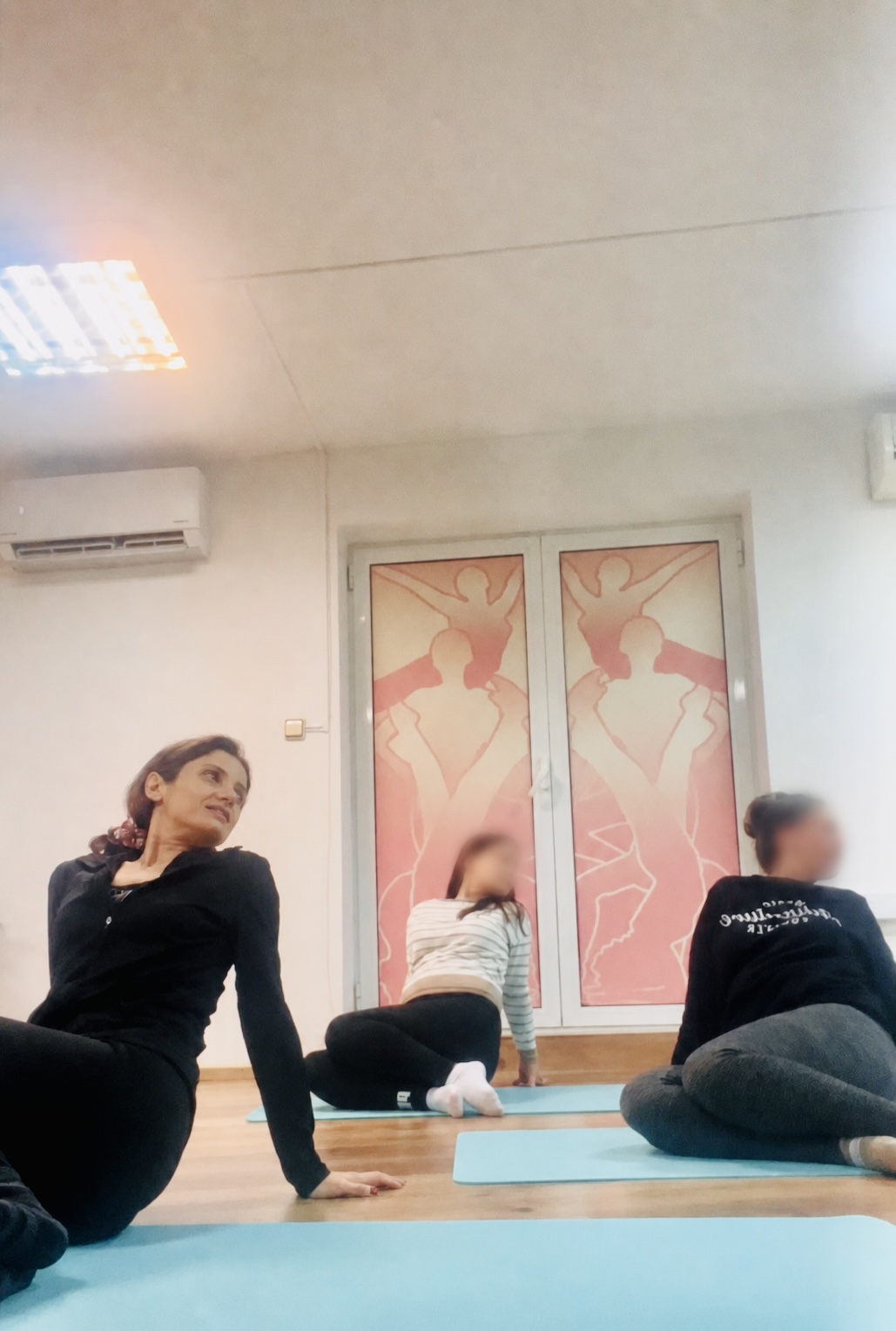 Жени в споделена йога практика